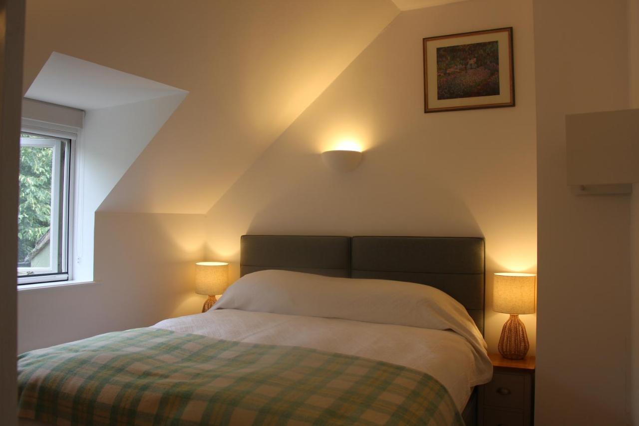Coot Cottage - Holiday House With Fantastic Lake Views Somerford Keynes Exterior photo