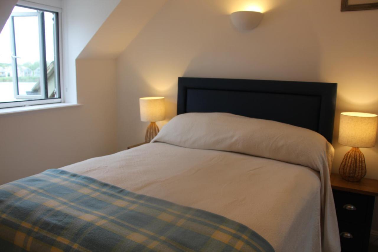 Coot Cottage - Holiday House With Fantastic Lake Views Somerford Keynes Exterior photo