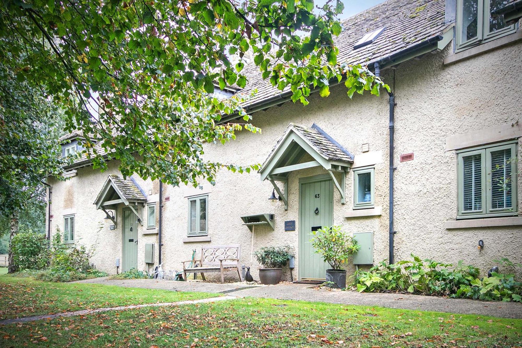 Coot Cottage - Holiday House With Fantastic Lake Views Somerford Keynes Exterior photo
